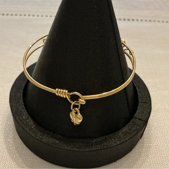 Sweet Romance Vintage Gold Tone Bangle - Picture 3 of 4